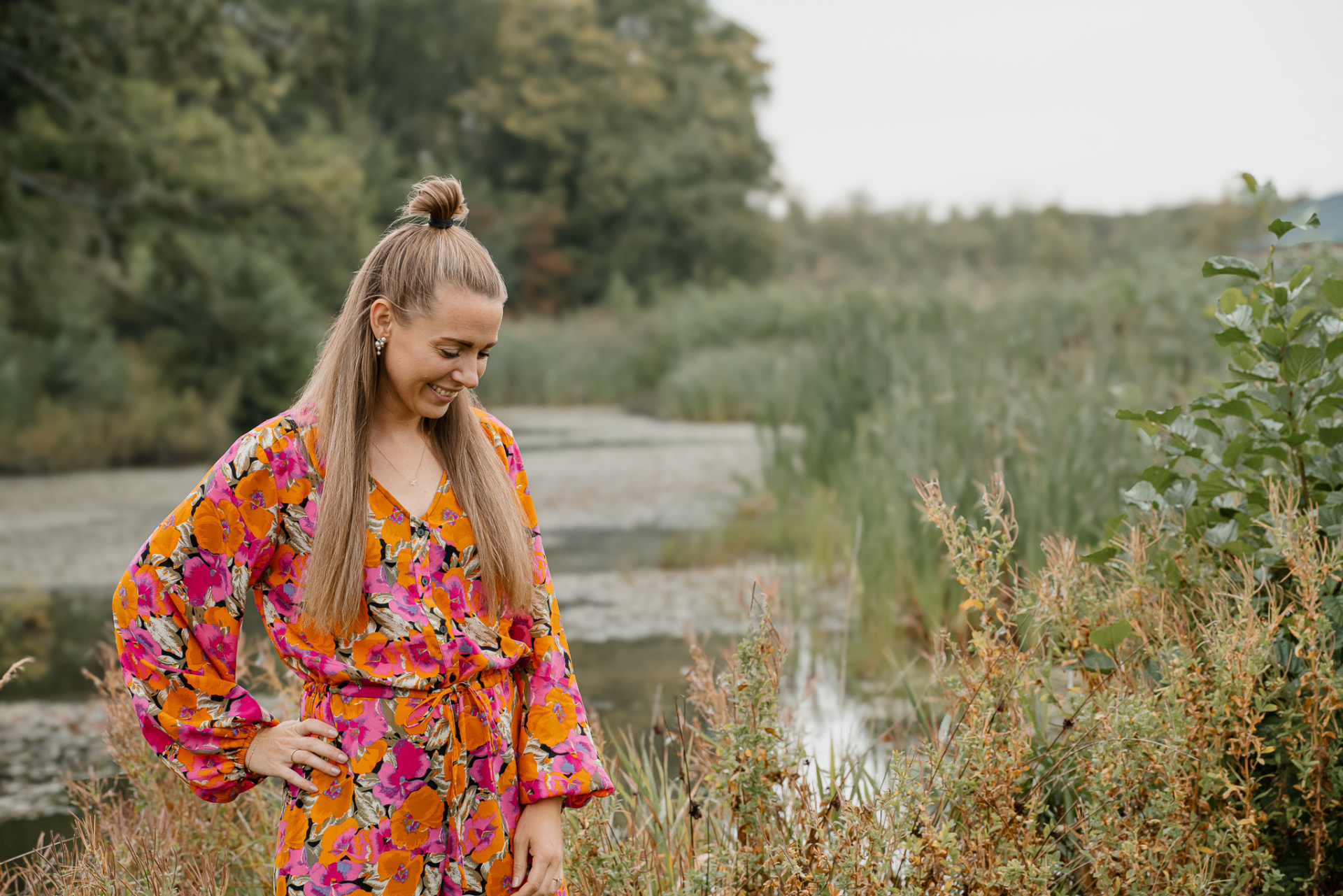 Nicole Mørck udendørs i blomstret kjole