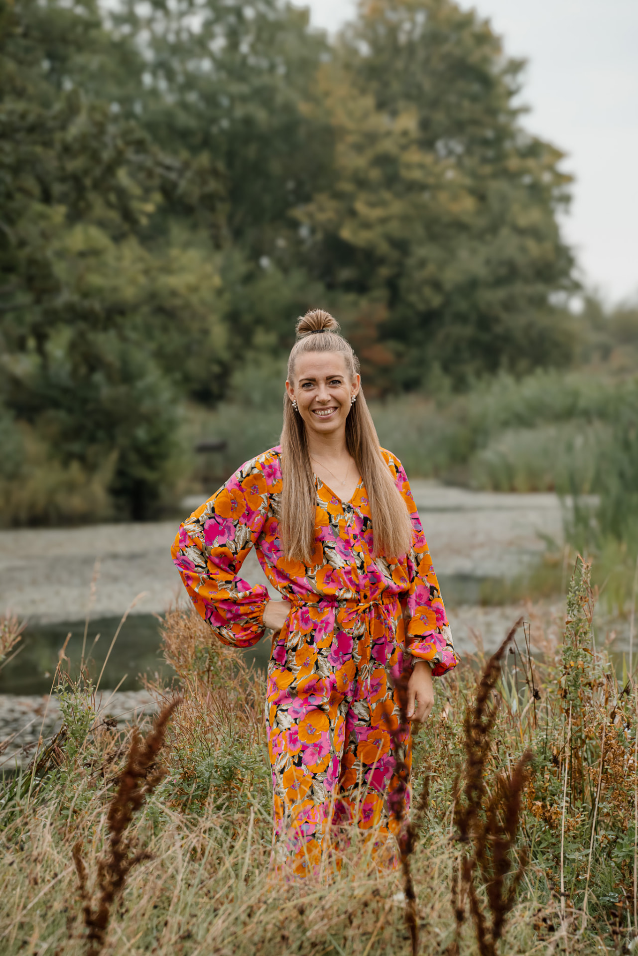 Nicole Mørck i blomstret kjole i højt græs